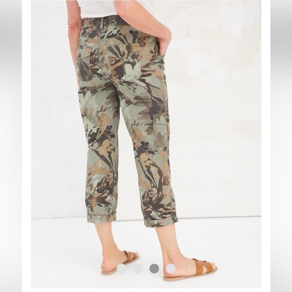 Chico's Printed Poplin Convertible Crop Cargo Pants Size 8 - Picture 13 of 13